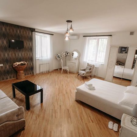 Castle Family Hotel Erevan Esterno foto
