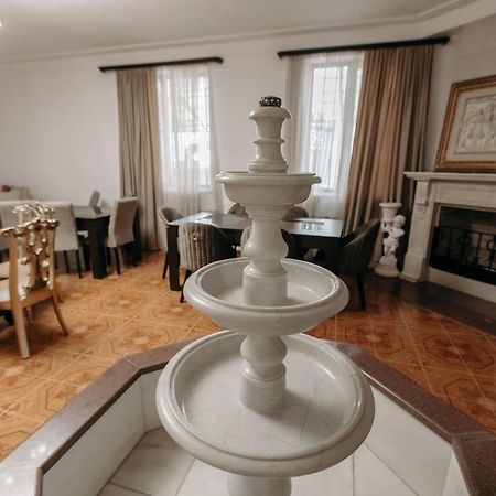 Castle Family Hotel Erevan Esterno foto