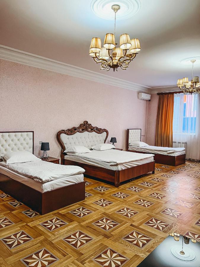 Castle Family Hotel Erevan Esterno foto