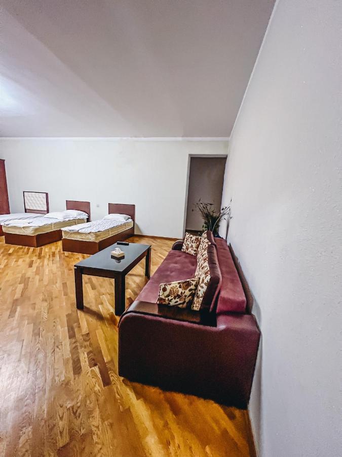 Castle Family Hotel Erevan Esterno foto