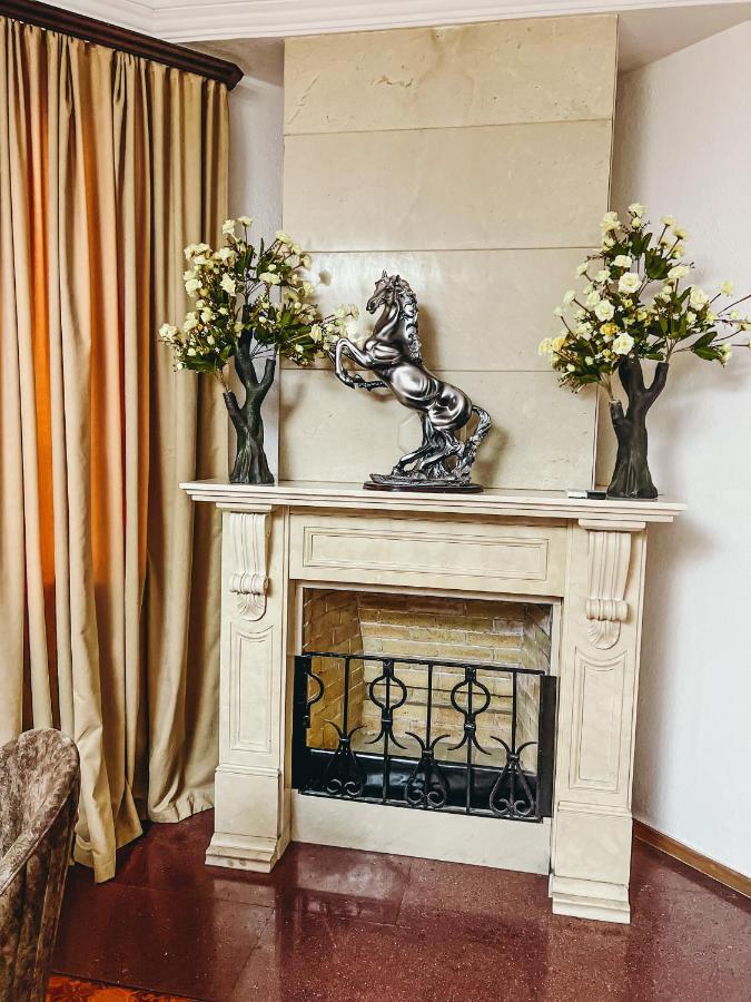 Castle Family Hotel Erevan Esterno foto