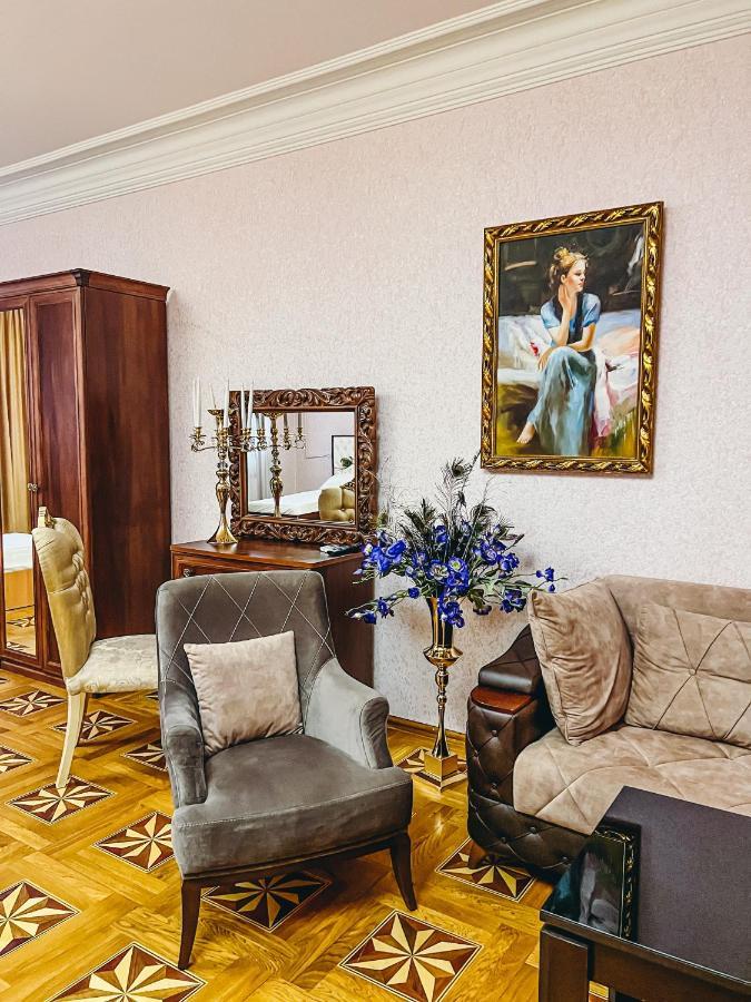 Castle Family Hotel Erevan Esterno foto