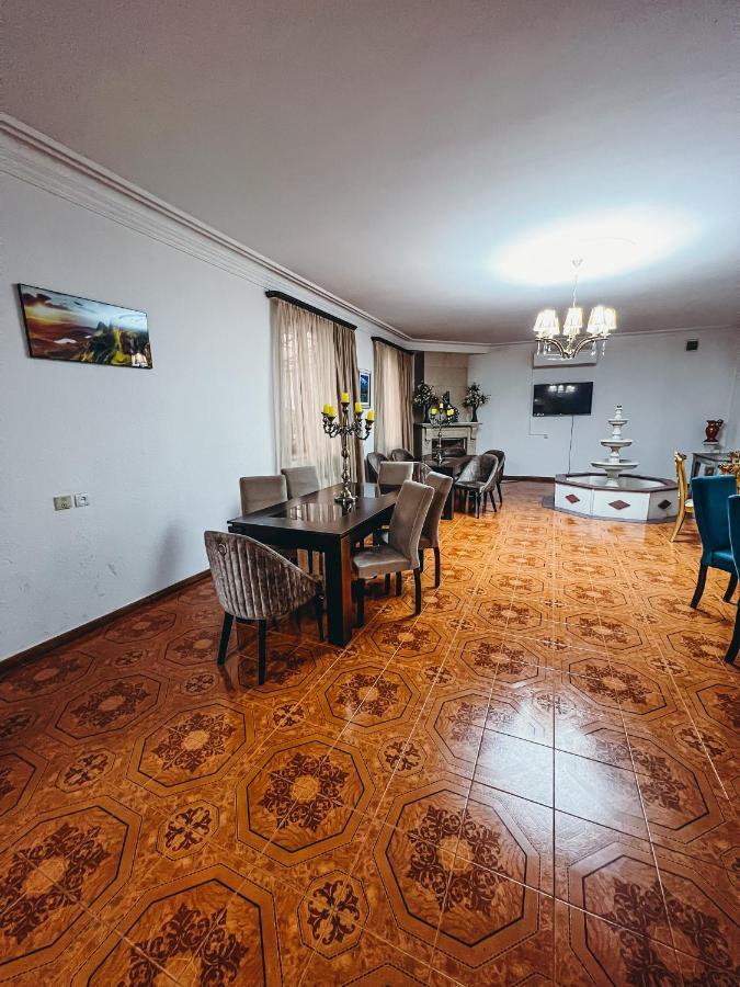 Castle Family Hotel Erevan Esterno foto