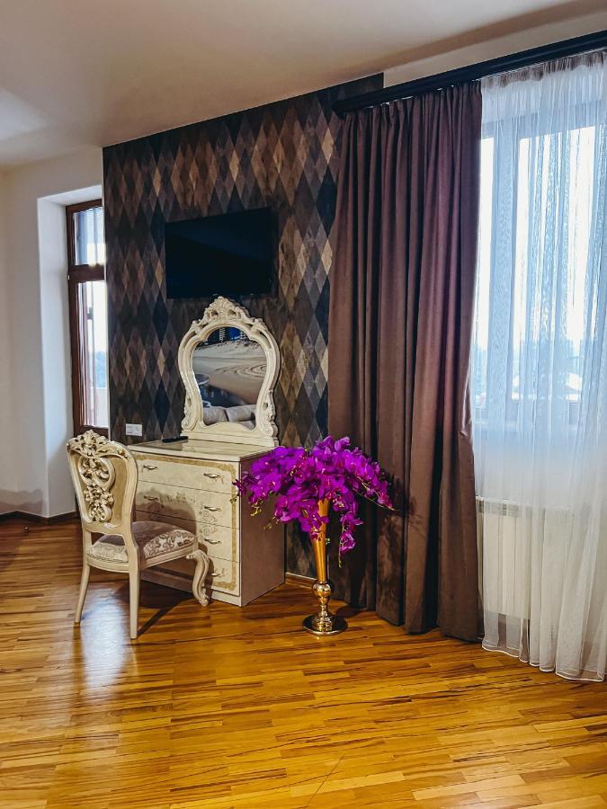 Castle Family Hotel Erevan Esterno foto