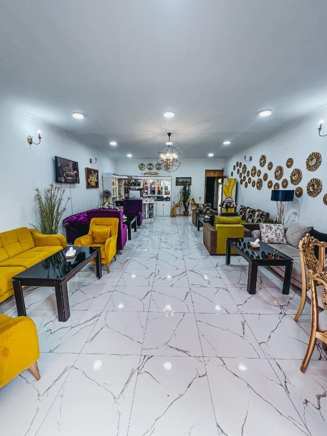 Castle Family Hotel Erevan Esterno foto