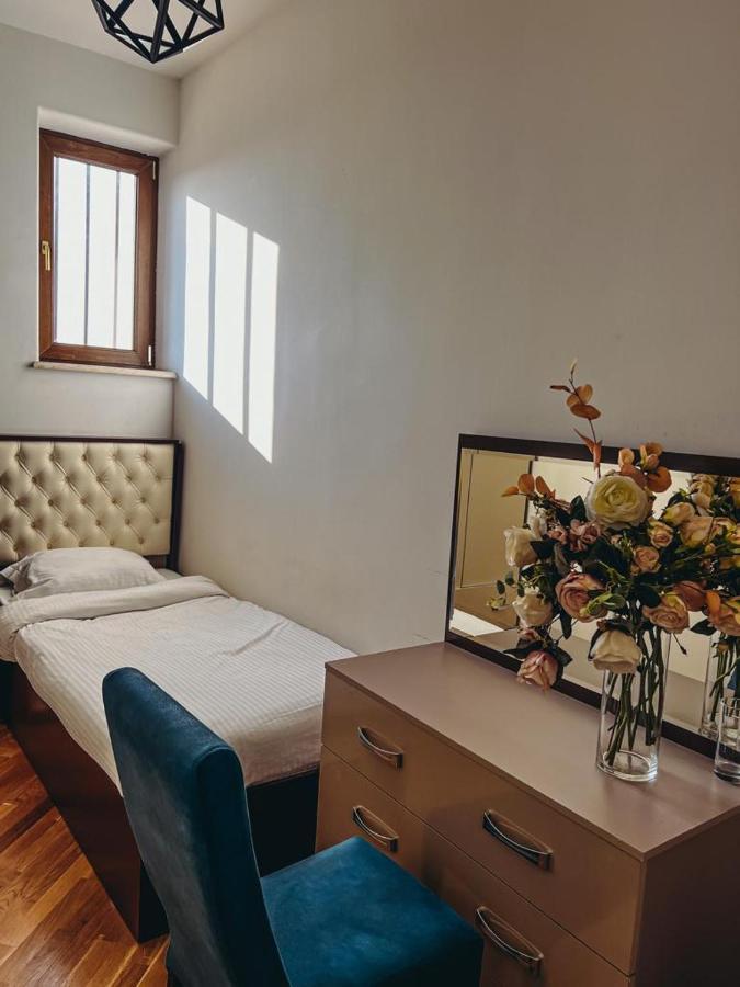 Castle Family Hotel Erevan Esterno foto