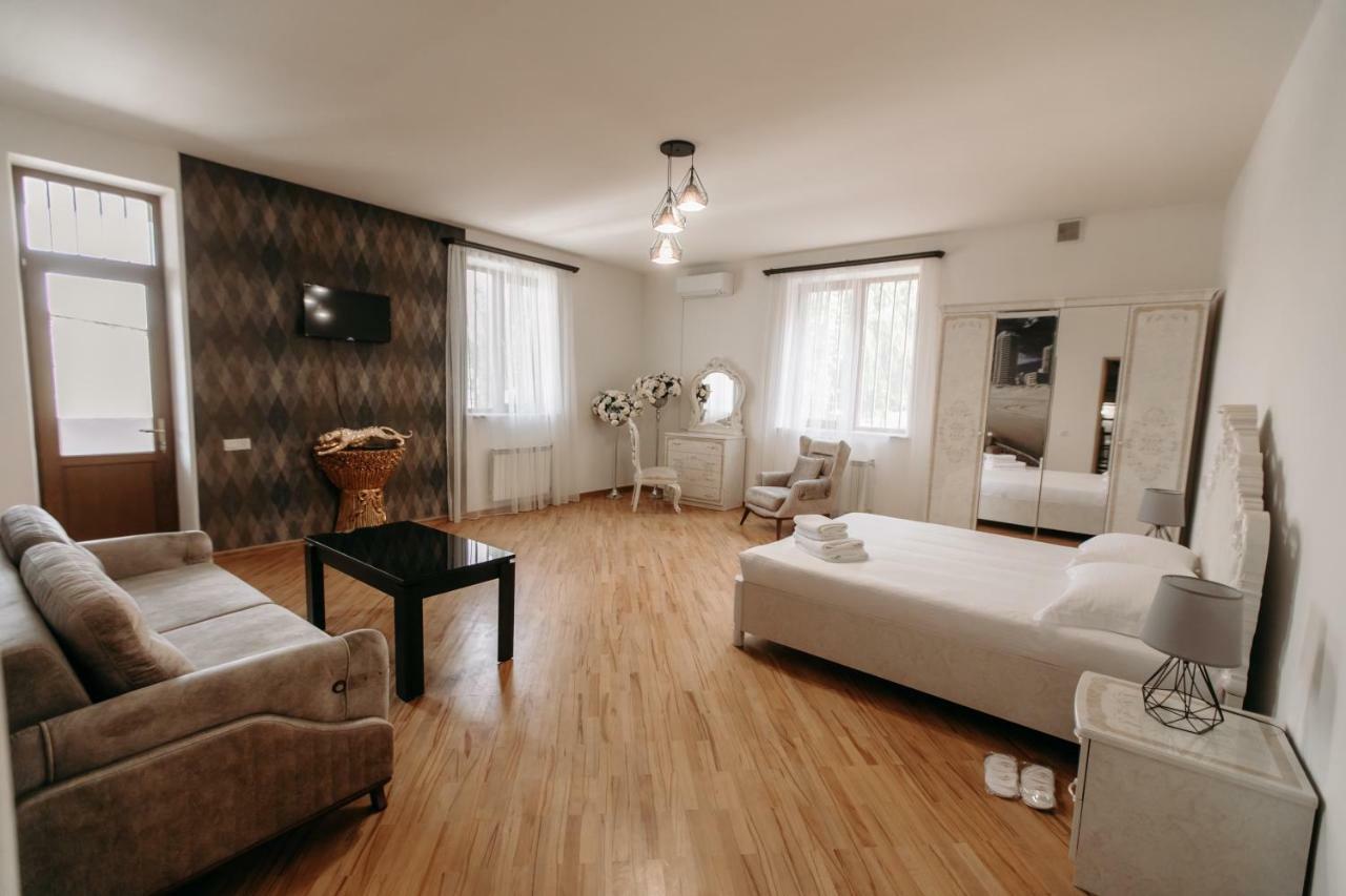 Castle Family Hotel Erevan Esterno foto