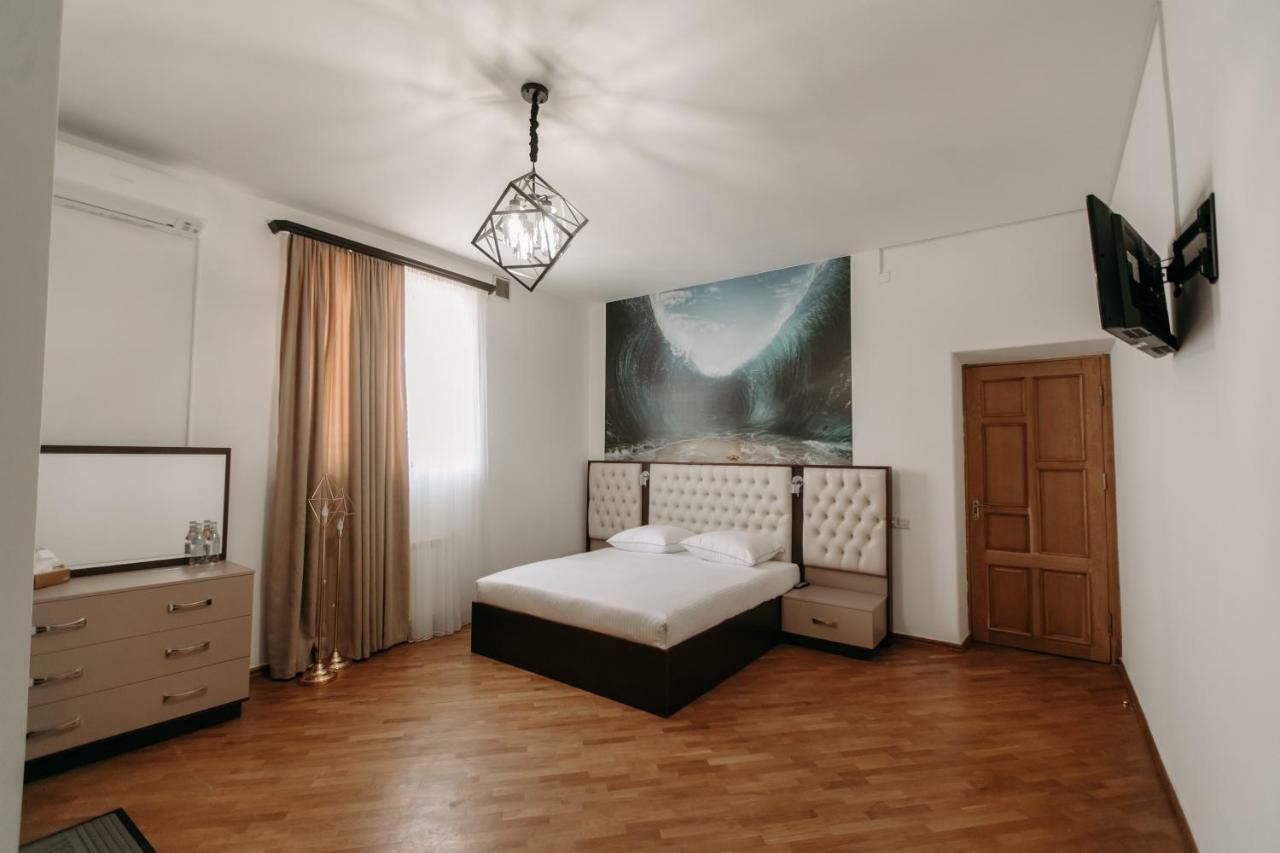 Castle Family Hotel Erevan Esterno foto