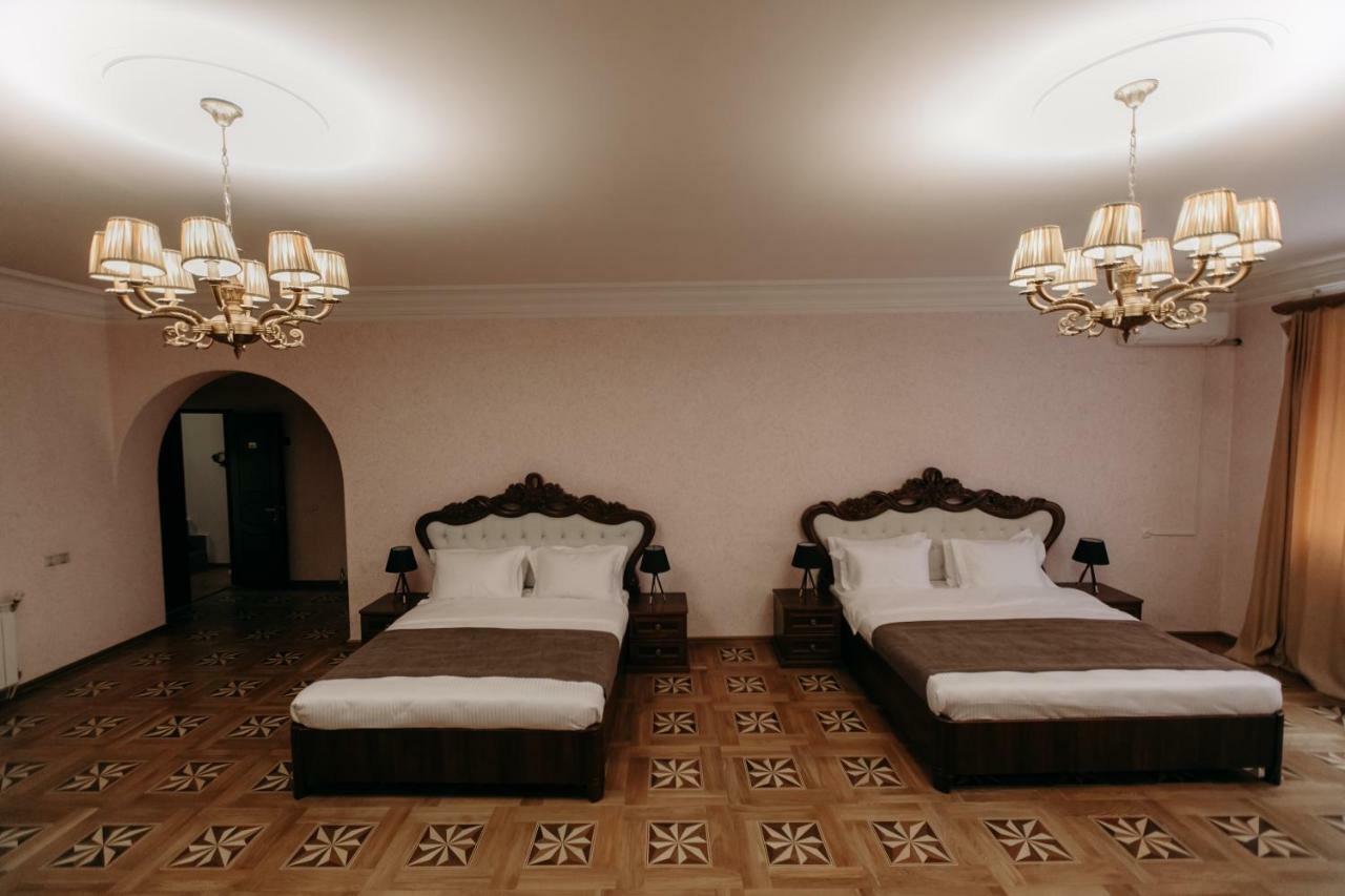 Castle Family Hotel Erevan Esterno foto