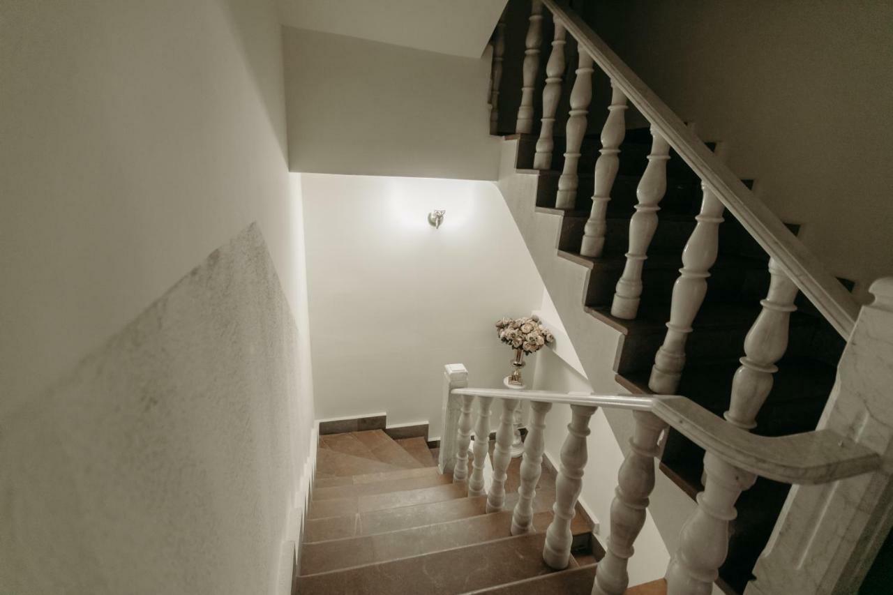 Castle Family Hotel Erevan Esterno foto