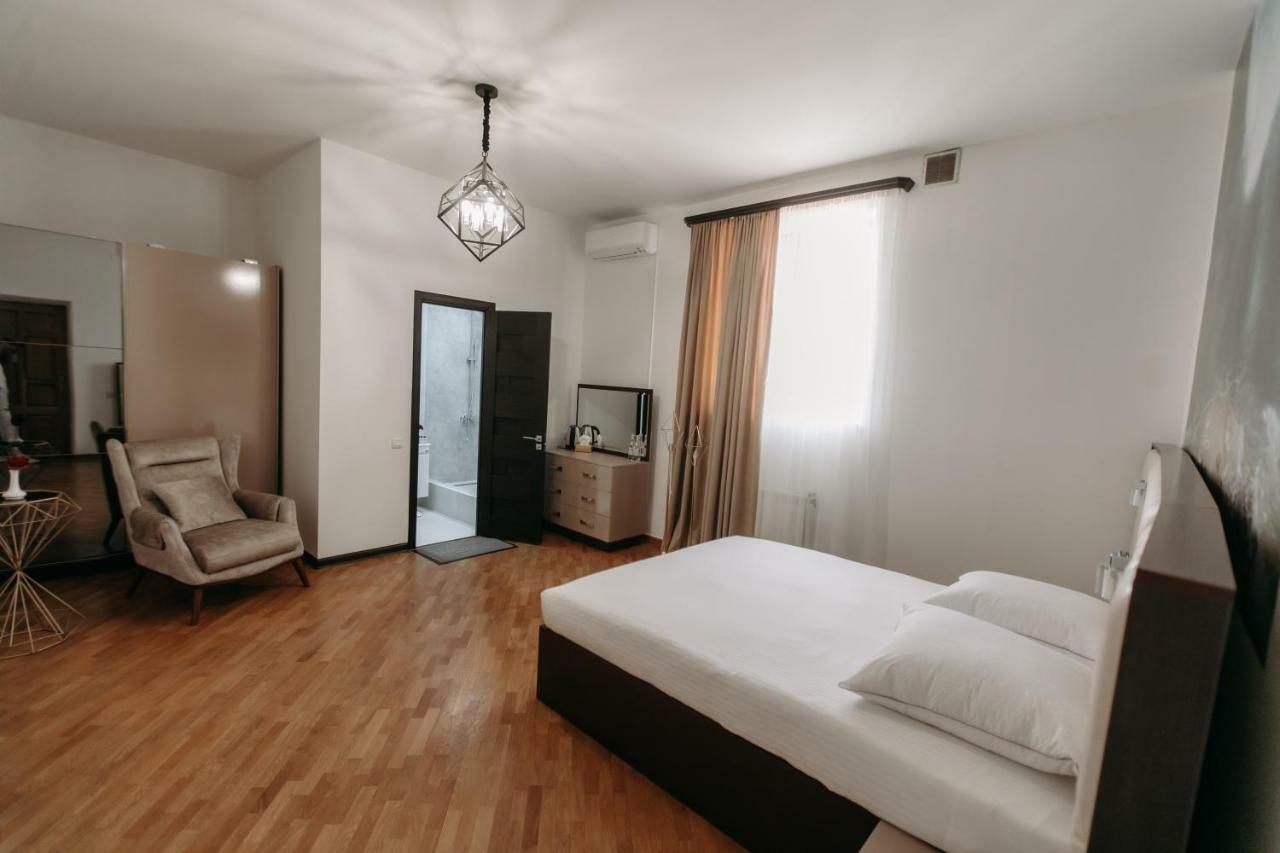Castle Family Hotel Erevan Esterno foto