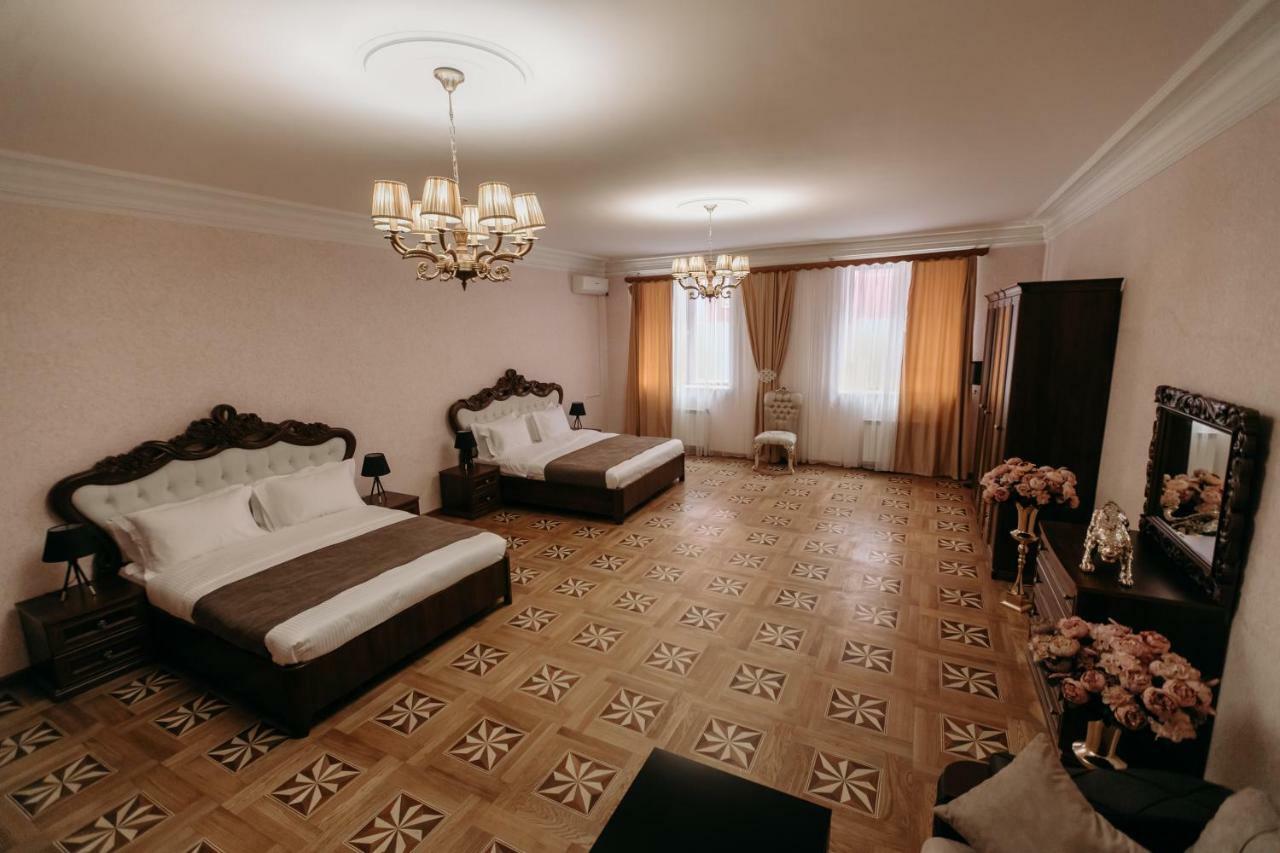 Castle Family Hotel Erevan Esterno foto