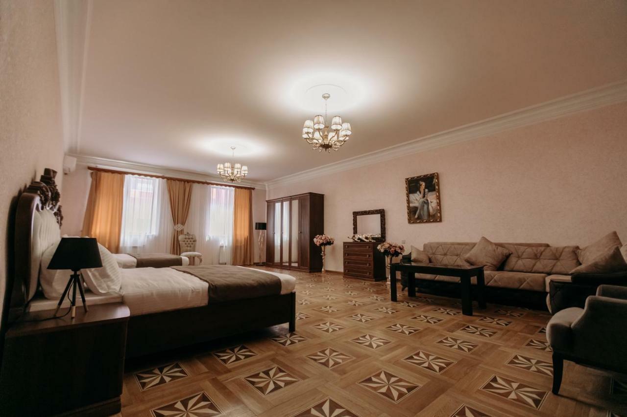 Castle Family Hotel Erevan Esterno foto