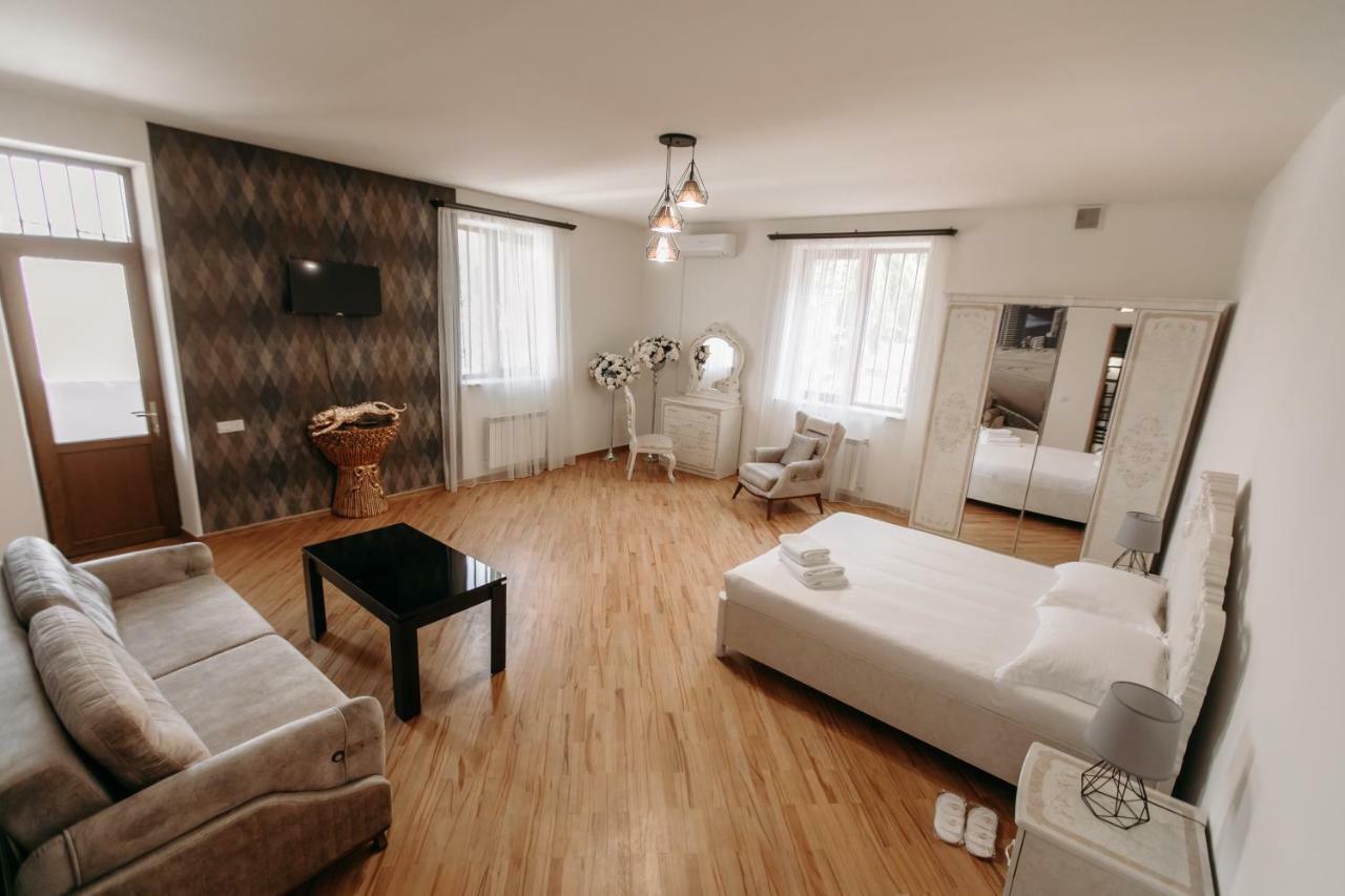Castle Family Hotel Erevan Esterno foto
