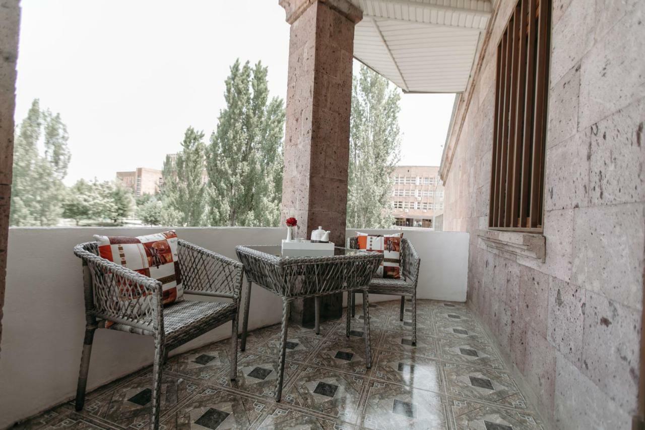 Castle Family Hotel Erevan Esterno foto