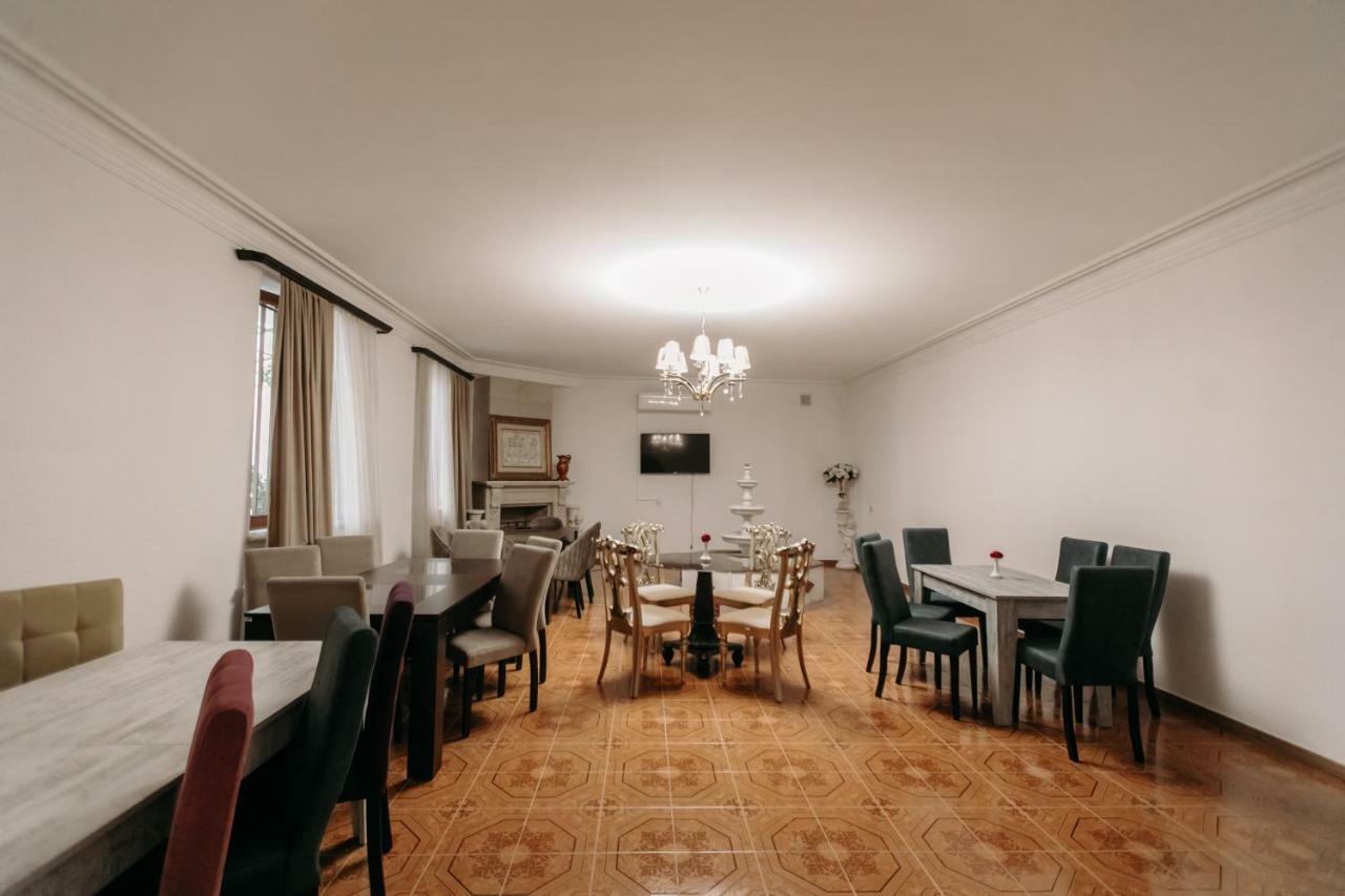 Castle Family Hotel Erevan Esterno foto