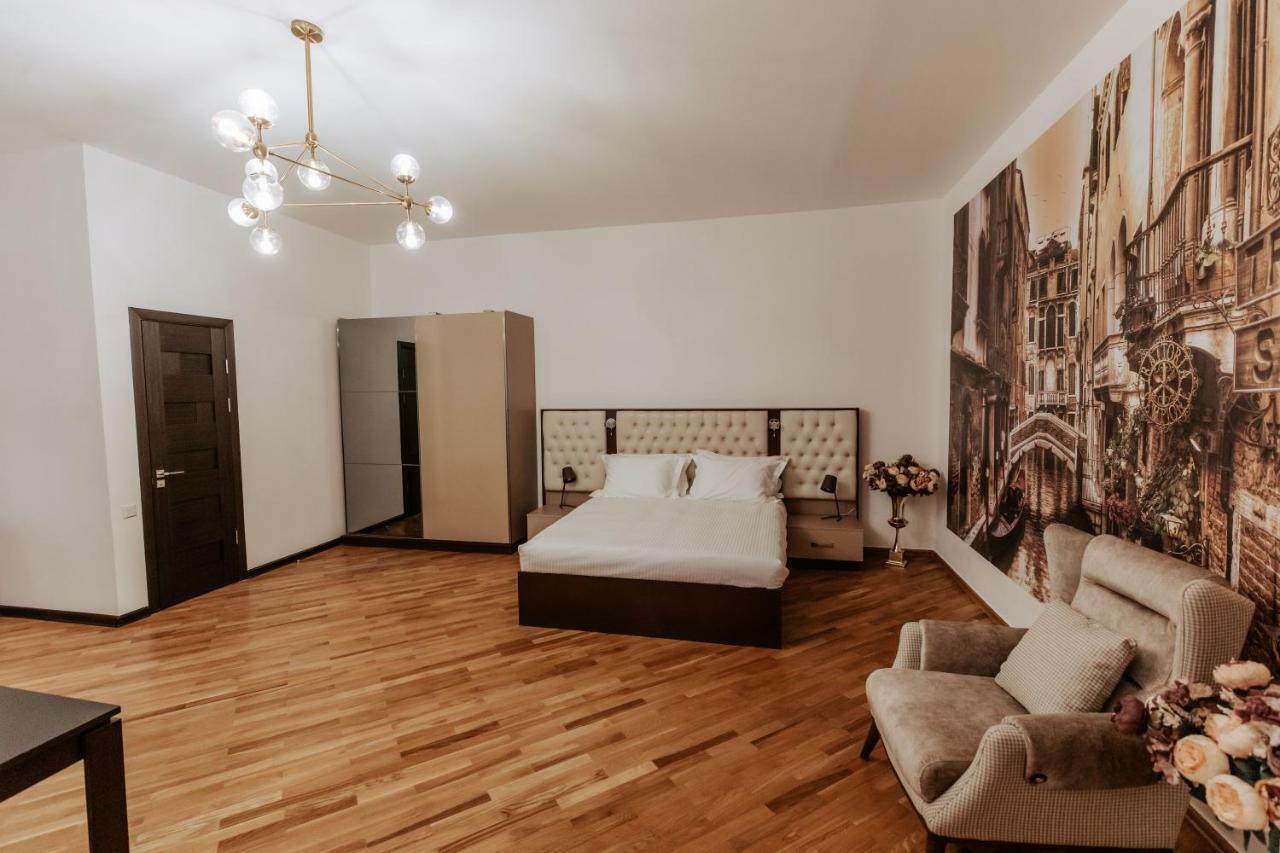 Castle Family Hotel Erevan Esterno foto