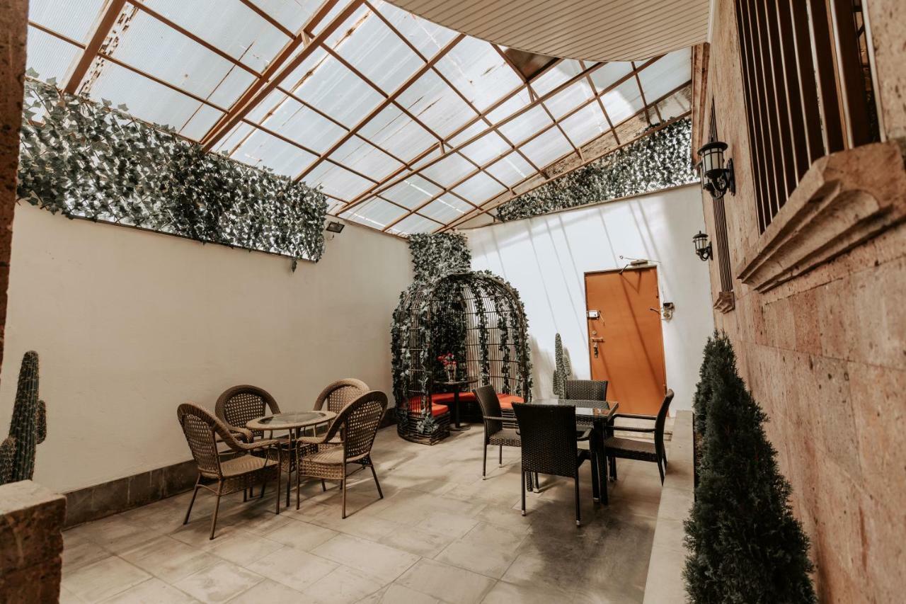 Castle Family Hotel Erevan Esterno foto