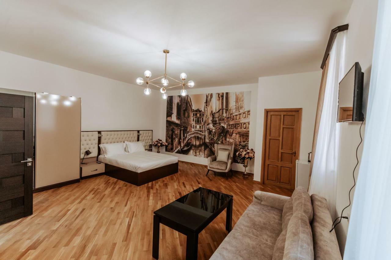 Castle Family Hotel Erevan Esterno foto