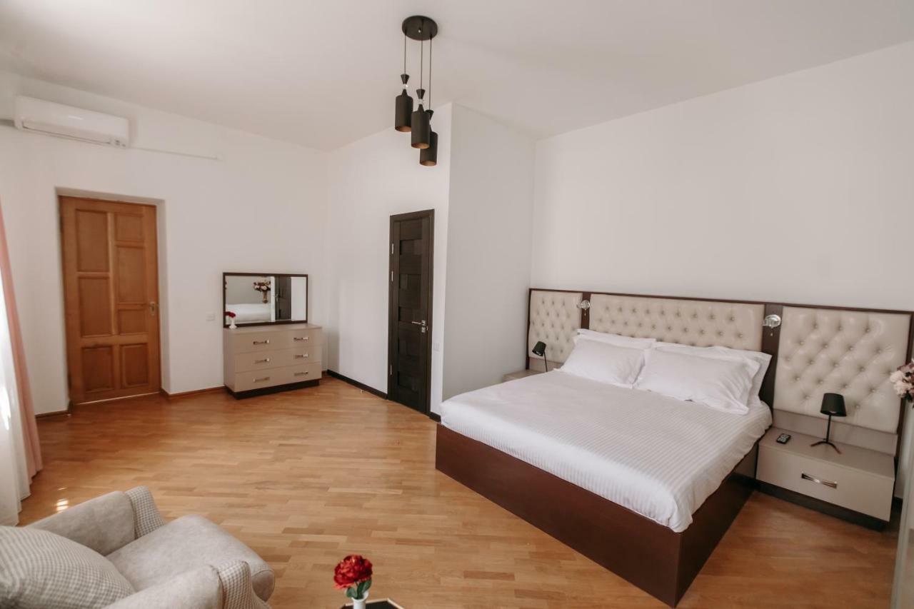 Castle Family Hotel Erevan Esterno foto