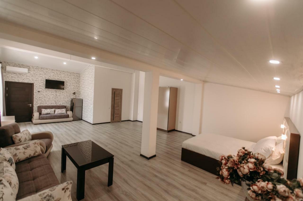 Castle Family Hotel Erevan Esterno foto
