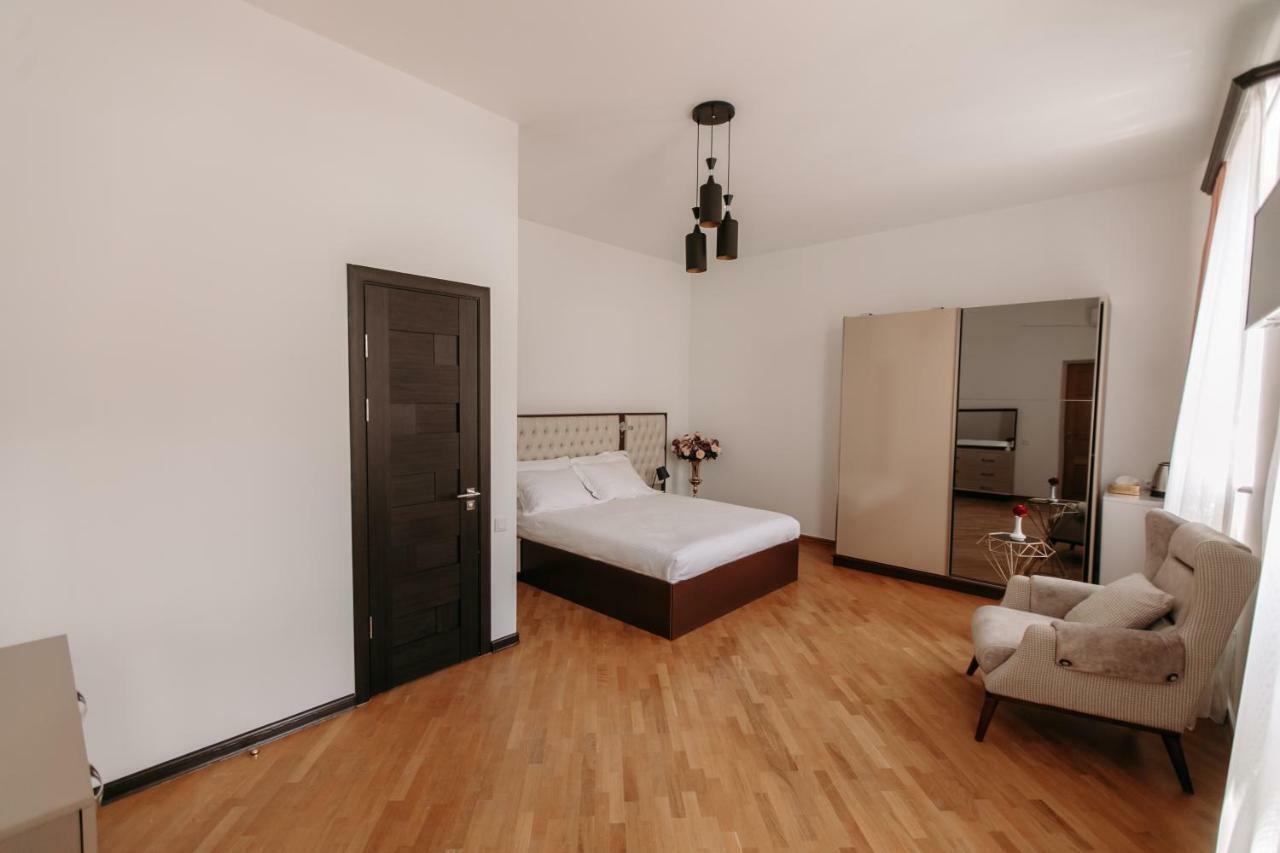 Castle Family Hotel Erevan Esterno foto