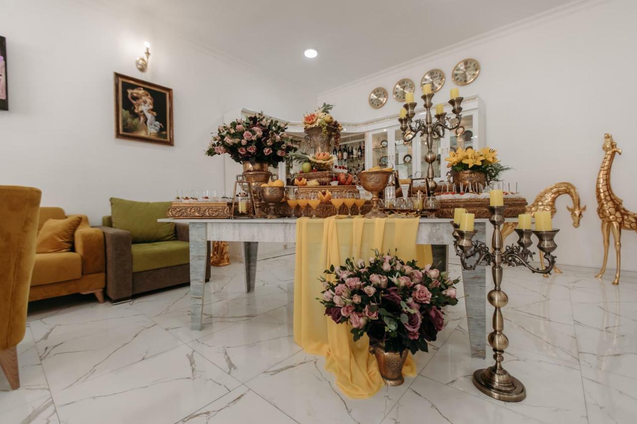 Castle Family Hotel Erevan Esterno foto