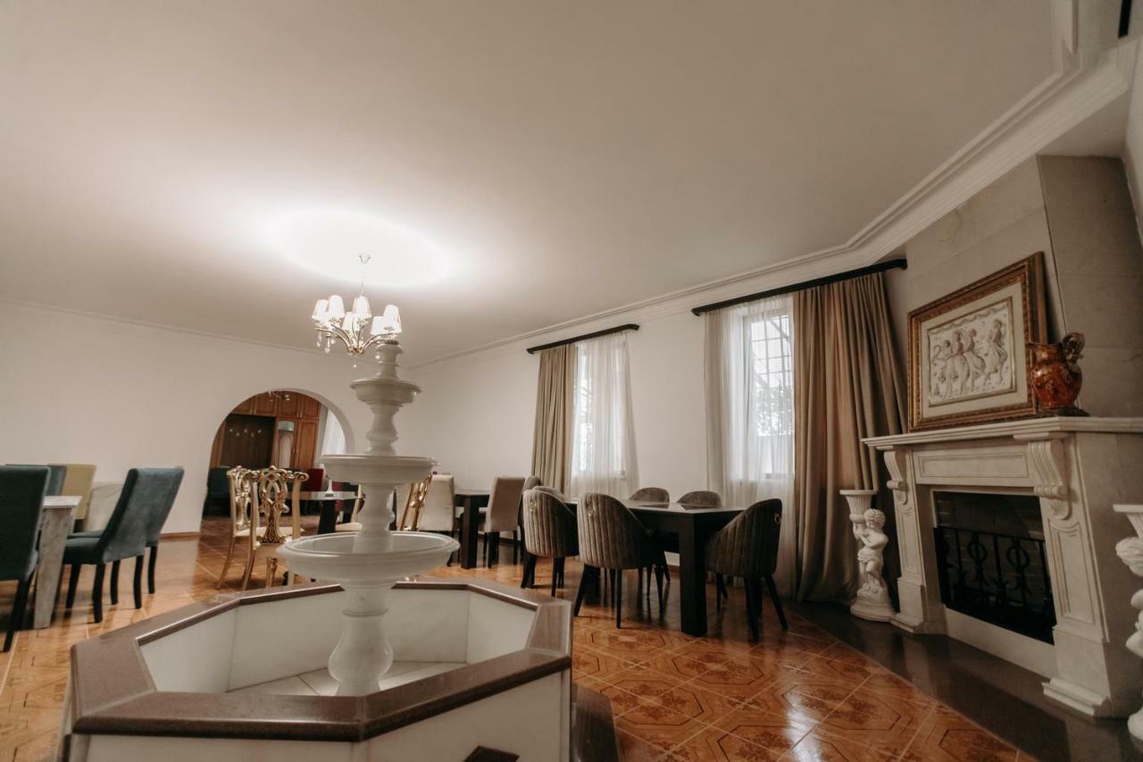 Castle Family Hotel Erevan Esterno foto
