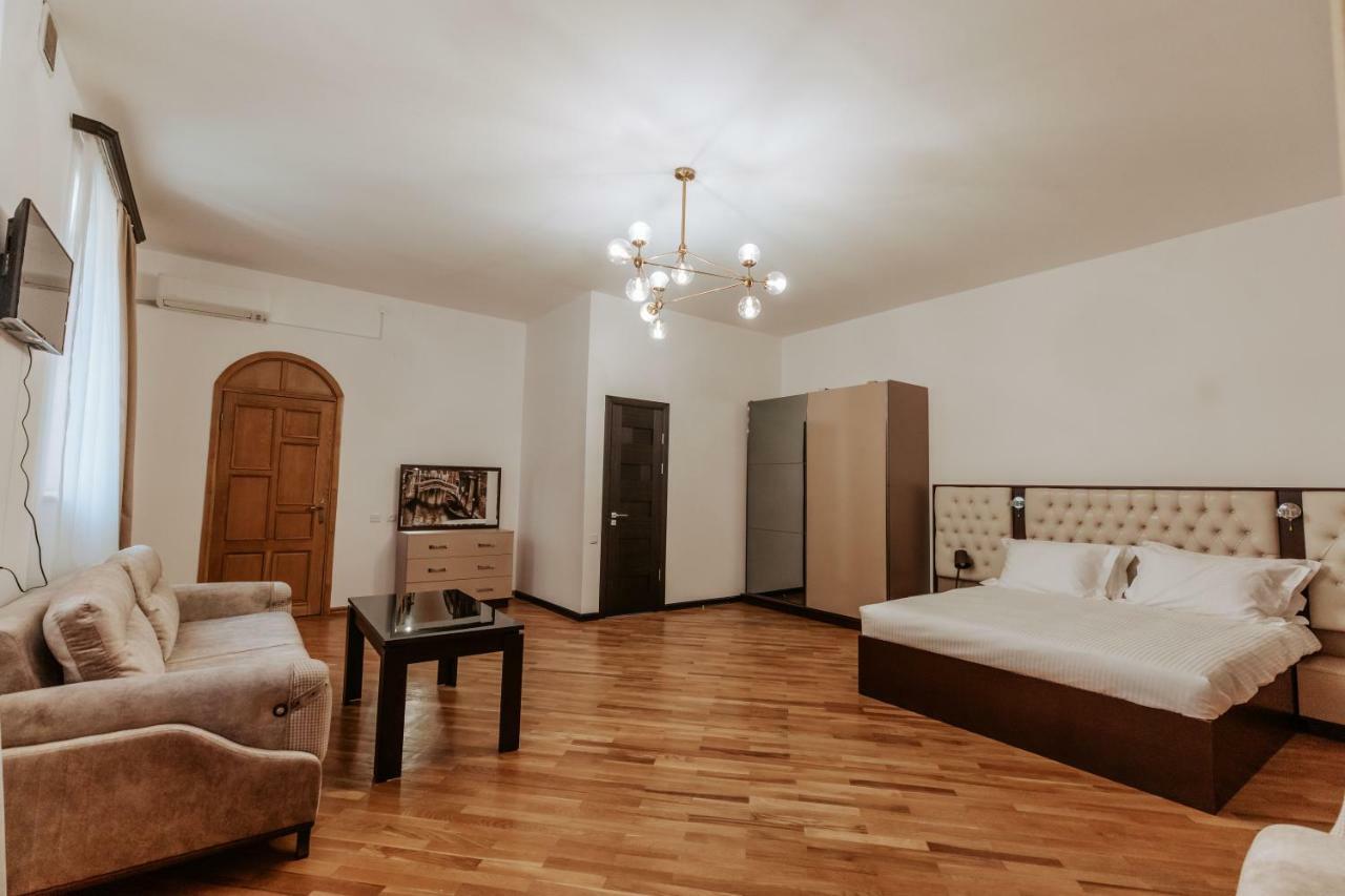 Castle Family Hotel Erevan Esterno foto