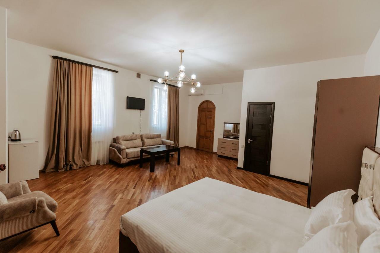 Castle Family Hotel Erevan Esterno foto