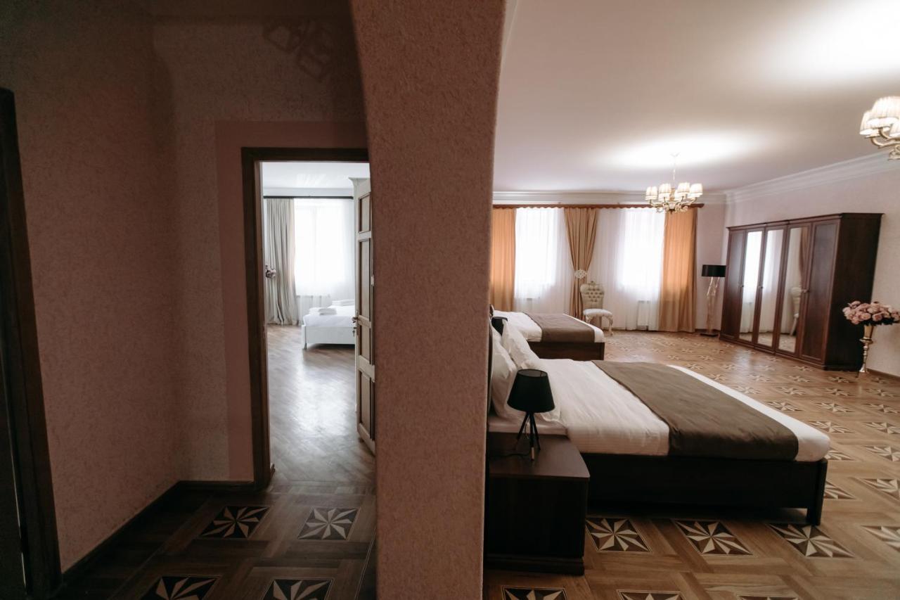 Castle Family Hotel Erevan Esterno foto