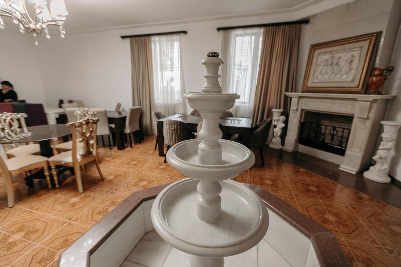 Castle Family Hotel Erevan Esterno foto